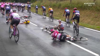 Kraksa w kobiecym Tour de France. "Niebezpieczny moment na śliskiej nawierzchni"