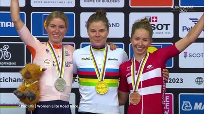 Ceremonia medalowa po wyścigu elity kobiet na MŚ w Glasgow
