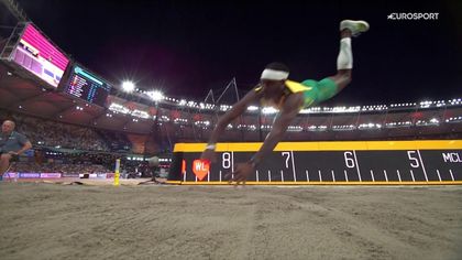 WK atletiek | Bizarre sprong en vlucht Carey McLeod bij verspringen - uitglijder op afzetbalk
