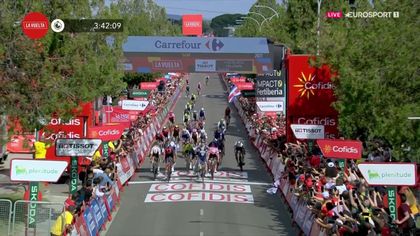 Alberto Dainese, victorie la sprint în etapa a 19-a din Vuelta, după un final marcat de o căzătură