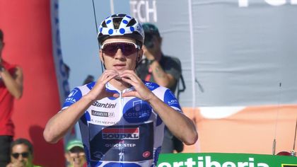 3 vittorie di tappa, fughe, la crisi sull'Aubisque e la maglia a pois: la pazza Vuelta di Evenepoel