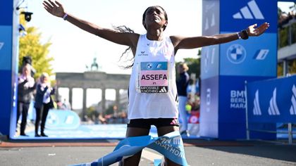 VÍDEO | Assefa logra un brutal récord del mundo en el maratón de Berlín en la fiesta de Kipchoge