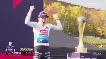 Mont-Sainte-Anne | Pieterse krijgt als winnares Wereldbeker grote en zware trofee uitgereikt