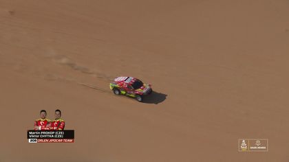 Al-Attiyah reina sobre las dunas y supera a Sainz en la general del Dakar