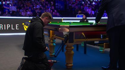 Worker arrives with drill to fix pocket during Masters final between O’Sullivan and Carter