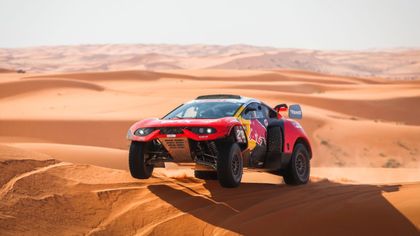 Loeb újabb győzelmével egyre szorosabb a Dakar összetettje - videó
