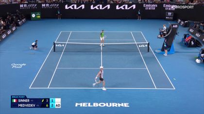 Sinner przełamany w 4. gemie 2. seta w finale Australian Open