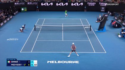 Miedwiediew wygrał 2. seta w meczu z Sinnerem w finale Australian Open