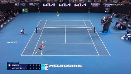Miedwiediew przełamany w 6. gemie 5. seta w finale Australian Open 2024