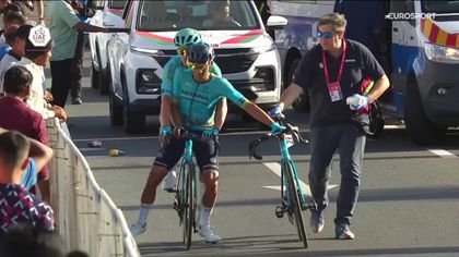 UAE Tour | Twee renners van Astana delen één fiets - gezamenlijk over finish na eerste etappe