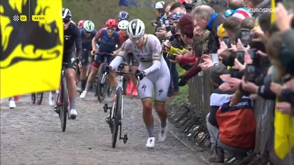 Ronde van Vlaanderen | Wereldkampioene Lotte Kopecky - en vele anderen - te voet op de Koppenberg