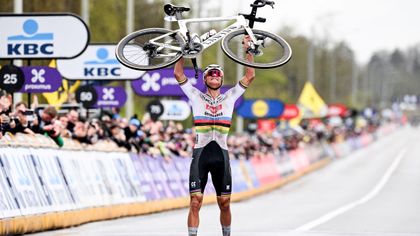 Final Tour de Flandes: Van der Poel recupera la corona y entra en el Olimpo de los tricampeones