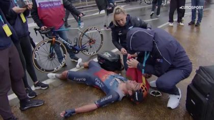 La dureza del Tour de Flandes, en una sola imagen: Matthews cayó desfondado tras cruzar la meta