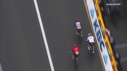 Polémica en el final de Flandes que ha cambiado el podio: Matthews, relegado por cerrar a Politt