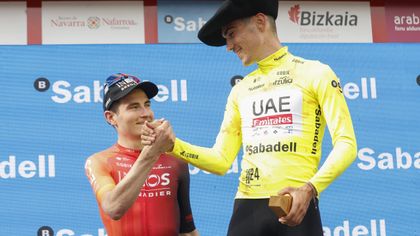 Ayuso y Rodríguez, en lo más alto del podio: La imagen que consagra el relevo del ciclismo español