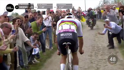 Parijs-Roubaix | Opnieuw vallen toeschouwers Van der Poel lastig - petje mist net achterwiel