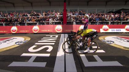 Final Amstel Gold Race (F): Surrealista triunfo de Vos tras celebrar Wiebes antes de tiempo