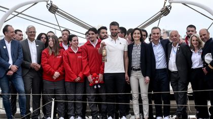 La llama olímpica abandona Grecia rumbo a Francia en el emblemático velero 'Belem'
