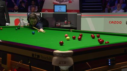 Jones hits table with his cue in frustration after missed red against Bingham
