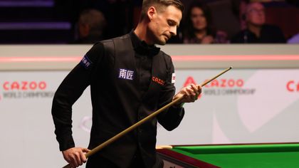 'There ain’t much to see anyway' - Gilbert jokes with crowd after trouser fail at World Championship