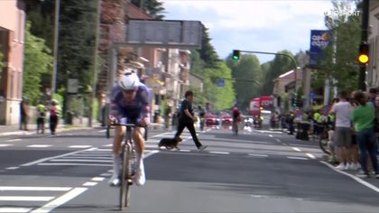 Przechodzień przeszedł przez trasę wyścigu tuż przed zawodnikami 1. etapu Giro d'Italia