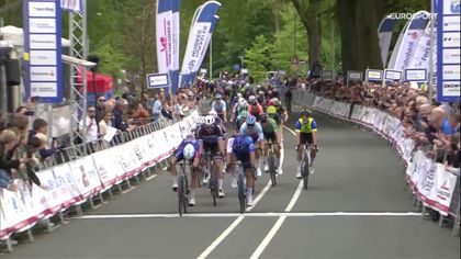 Ronde van Overijssel | Declan Trezise sprint in Rijssen naar de winst - wel fotofinish nodig