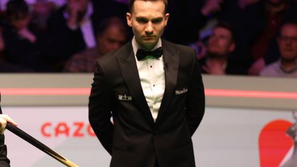 Referee endures epic ball replacement after Jones miss from amazing snooker