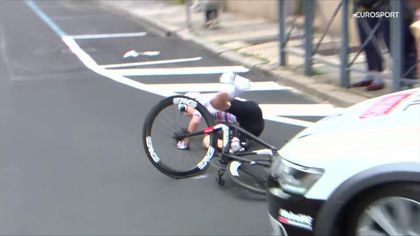 Pogacar nem bukott, ő így cserél kerékpárt: defekt után elesett a Giro favoritja