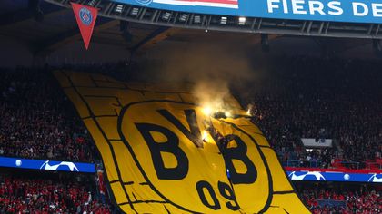 El polémico tifo de los ultras del PSG con el escudo del Dortmund quemado por bengalas