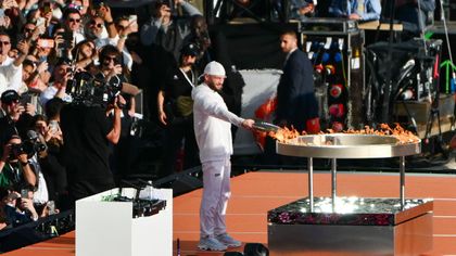 La llama olímpica de París 2024 llega a territorio francés en una fastuosa ceremonia