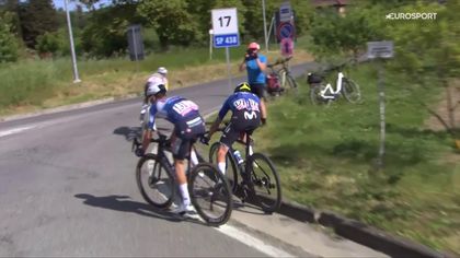 Giro d'Italia | Ritwinnaar Pelayo Sánchez gooit zege bijna weg - Mist rotonde en valt bijna