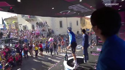 Giro d'Italia | Eindelijk zwakke plek alleskunner Tadej Pogacar gevonden - Bloemen gooien gaat mis!