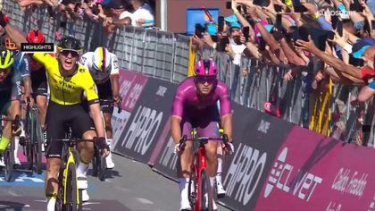 Giro d’Italia | Olav Kooij sprint naar winst in straten Napels - bekijk samenvatting van lange rit