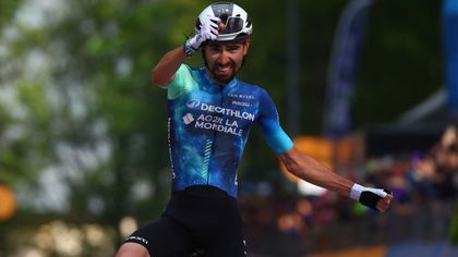 Giro d'Italia | Valentin Paret-Peintre wint fraai duel met Bardet op Bocca della Selva