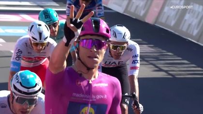 Giro d’Italia | Biljartvlakke etappe levert waaiers op plus hattrick Jonathan Milan - samenvatting