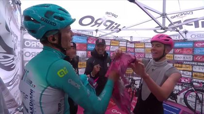 Giro d'Italia | Pogacar telt etappezeges en geeft zijn roze trui cadeau aan runner-up Pellizzari