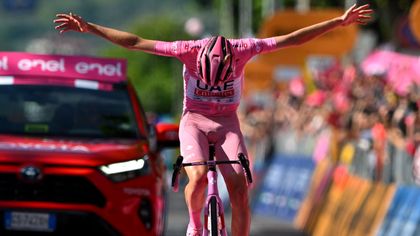 Giro d’Italia | Tadej Pogacar geeft allerlaatste show weg – Ritzege nummer 6 na Monte Grappa-dubbel!