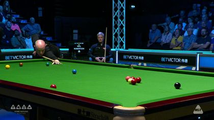 ‘I don’t think he played that!’ – Wakelin makes amazing fluke on double against Robertson