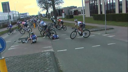 Che disastro alla van Drenthe: cicliste che sbagliano strada, altre a terra