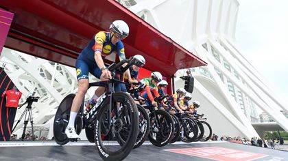 Drámai elcsúszás után tizedek döntöttek, Vas Blanka csapata harmadik a Vuelta nyitányán