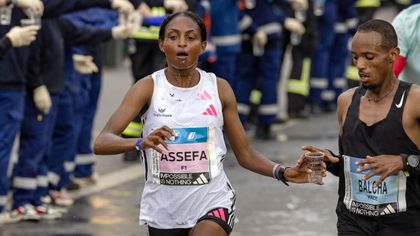 Félelmetes, 2 óra 12 percen belüli új női világcsúcs a Berlin Maratonon