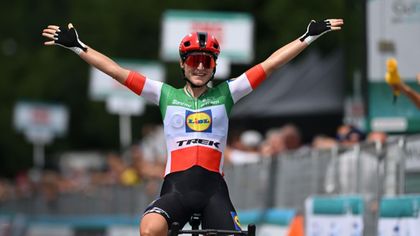 Giro Donne | Van Vleuten verliest sprint van Longo Borghini, maar voorspong blijft intact