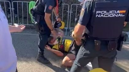 Bisarre scener: Her blir Jumbo-Visma-hjelperen kastet i bakken av politi