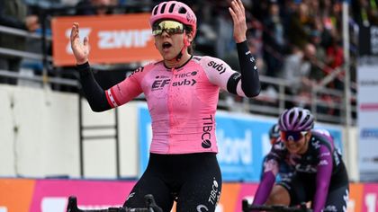 Massevelt, dramatikk og kanadisk seier i kvinnenes Paris-Roubaix