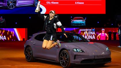 Stuttgart | Elena Rybakina wint naast toernooi ook Porsche - “Ik heb geen rijbewijs"