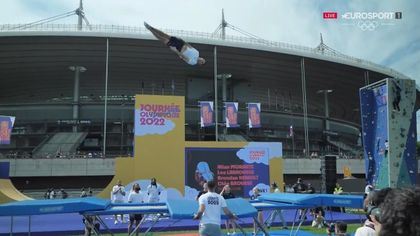 Le show devant le Stade de France : démonstration de trampoline