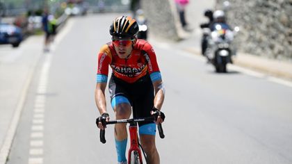 Ronde van Zwitserland | Gino Mäder gereanimeerd na val in afdaling, huidige toestand onbekend