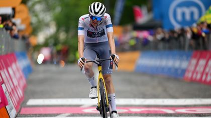 Giro d’Italia | Visma | Lease a Bike ziet na Kooij ook Uijtdebroeks afhaken - witte trui is ziek