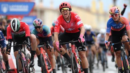 La Vuelta Femenina Stage 2 recap – Jackson wins sprint