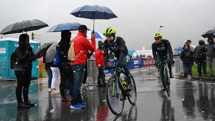 Giro d'Italia | Zestiende etappe toch ingekort - Renners leggen eerste kilometers in auto af